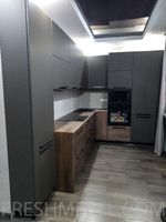 Угловая кухня с пеналами