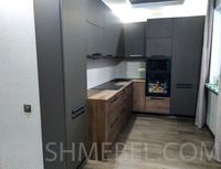 Угловая кухня с пеналами